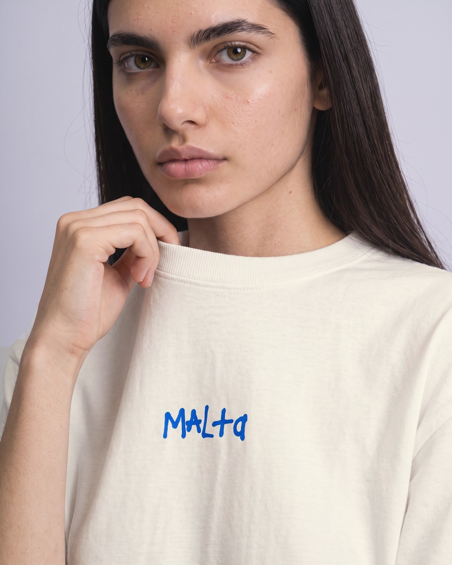 Detalhe da camiseta oversized MALTA® i want magic off-white no corpo feminino