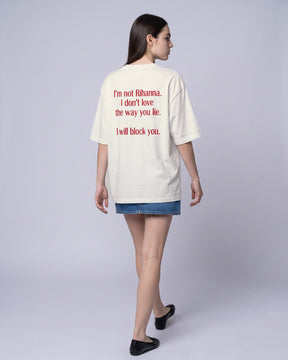 Camiseta oversized feminina MALTA® i will block you off-white vista de costas no estúdio, com a frase “i'm not rihanna, i don't love the way you lie, i will block you”