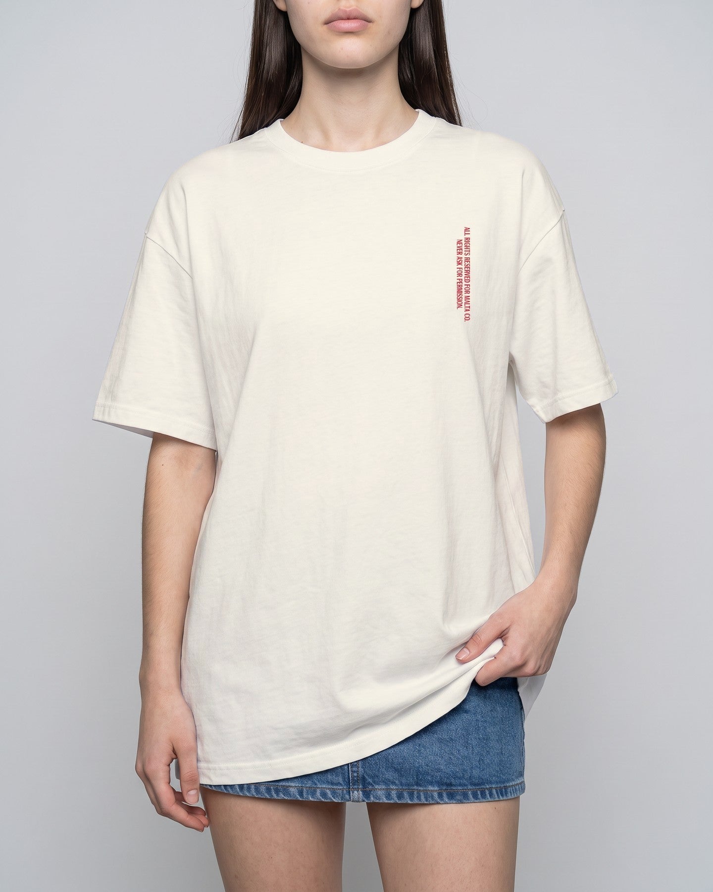 Camiseta oversized feminina MALTA® i will block you off-white vestida de frente, no estúdio