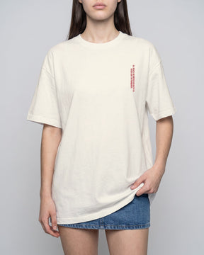 Camiseta oversized feminina MALTA® i will block you off-white vestida de frente, no estúdio