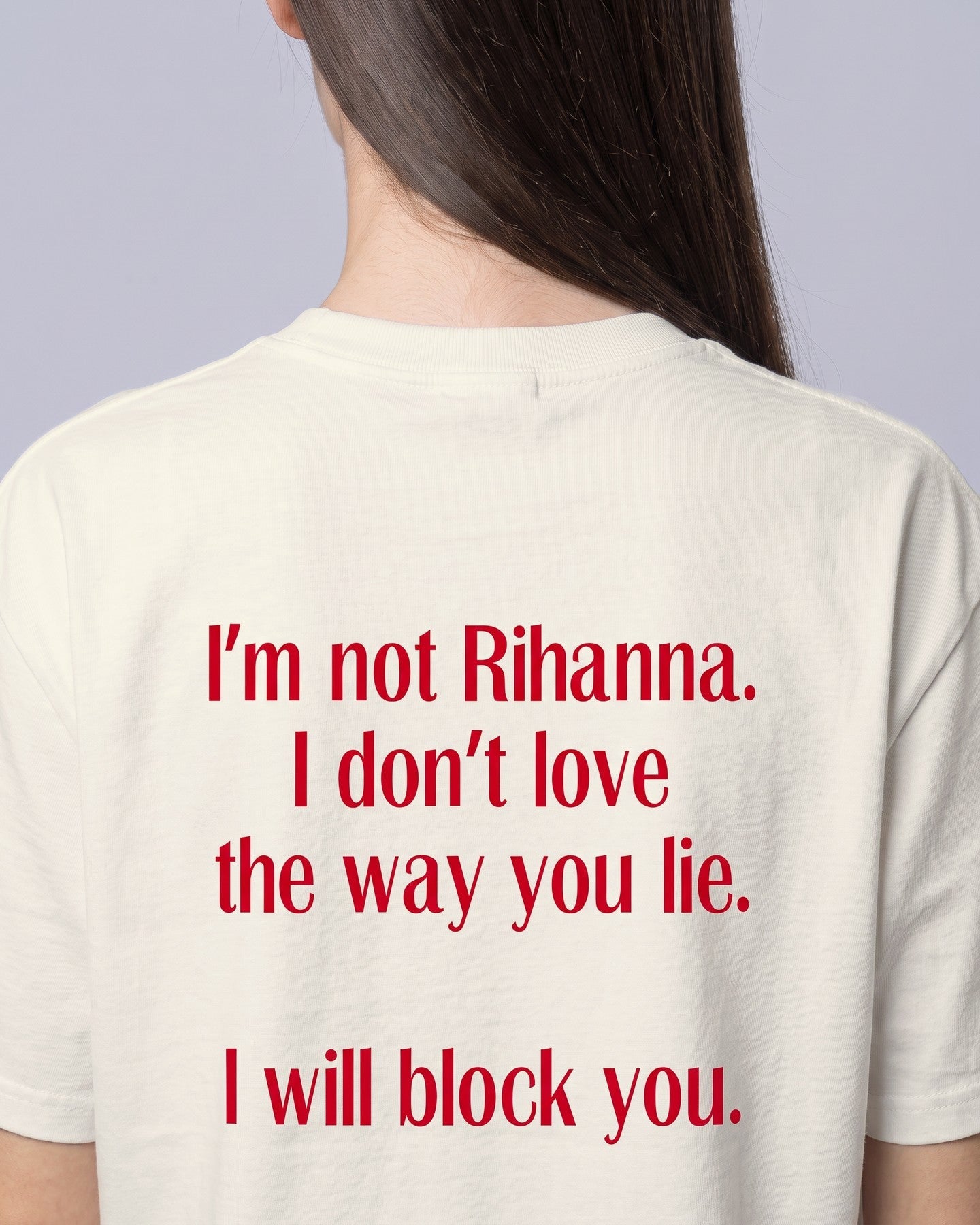 Detalhe da camiseta oversized MALTA® i will block you off-white no corpo feminino