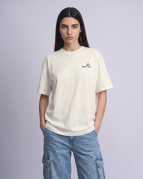 Camiseta oversized feminina MALTA® kiss brazilian off-white vestida de frente, no estúdio