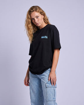 Camiseta oversized feminina MALTA® life goes on preta vestida de frente, no estúdio