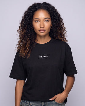 Detalhe da camiseta oversized MALTA® need money for porsche preta no corpo feminino