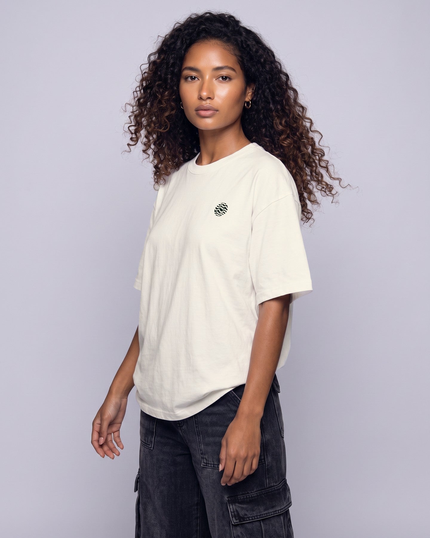 Camiseta oversized feminina MALTA® neymar or me off-white vestida de frente, no estúdio