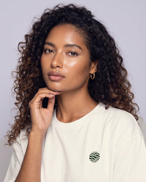 Detalhe da camiseta oversized MALTA® neymar or me off-white no corpo feminino