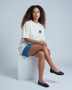 Camiseta oversized feminina MALTA® no crying on the yacht off-white vestida de frente, no estúdio