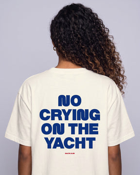 Detalhe da camiseta oversized MALTA® no crying on the yacht off-white no corpo feminino