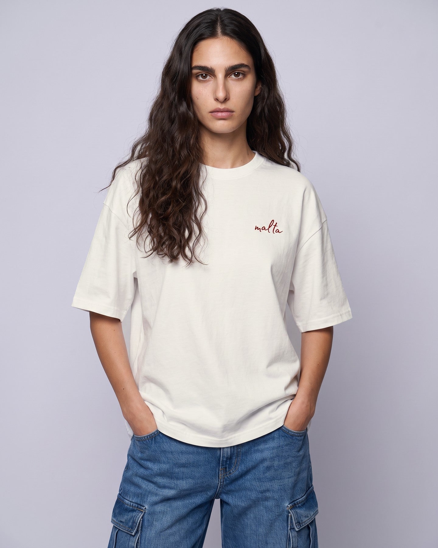 Camiseta oversized feminina MALTA® no daddies money off-white vestida de frente, no estúdio