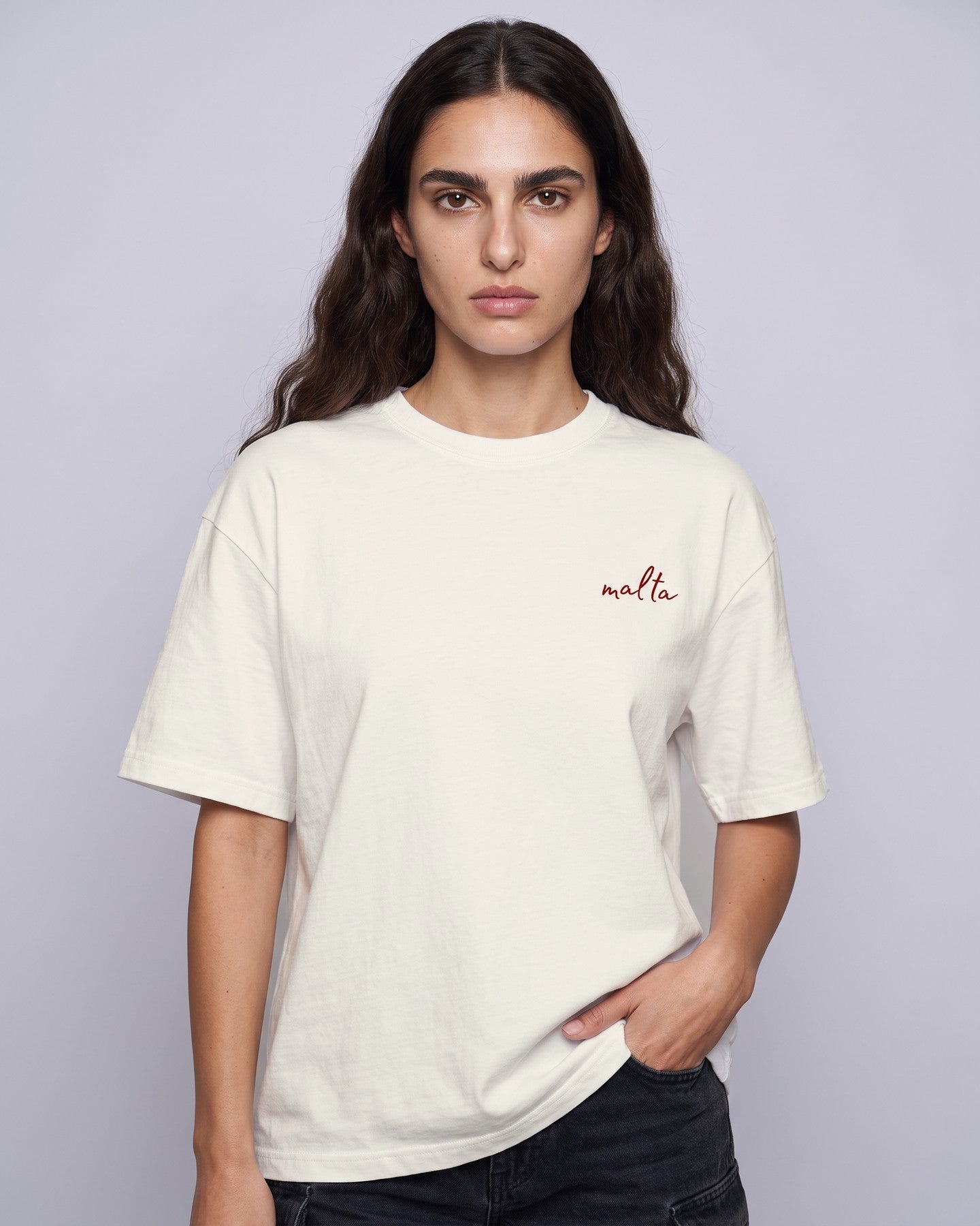 Detalhe da camiseta oversized MALTA® no daddies money off-white no corpo feminino