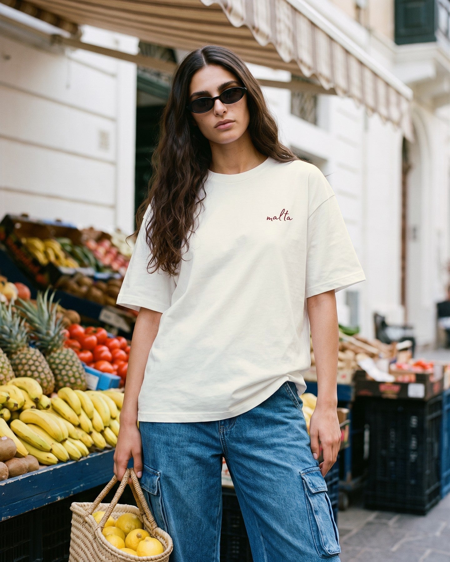 Mulher usando a camiseta oversized MALTA® no daddies money off-white numa feira de rua