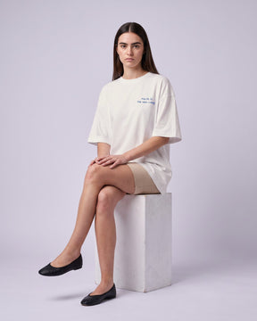 Camiseta oversized feminina MALTA® offline luxury off-white vestida de frente, no estúdio