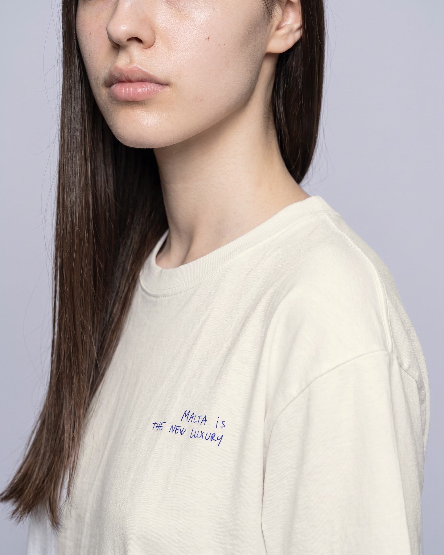 Detalhe da camiseta oversized MALTA® offline luxury off-white no corpo feminino