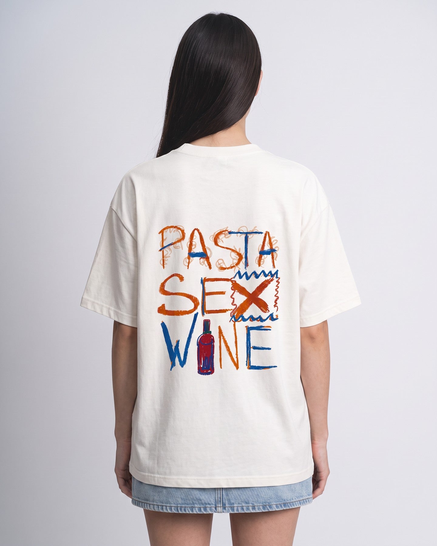 Camiseta oversized feminina MALTA® pasta sex wine off-white vista de costas no estúdio, com a frase “pasta, sex & wine”