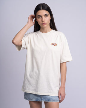 Camiseta oversized feminina MALTA® pasta sex wine off-white vestida de frente, no estúdio