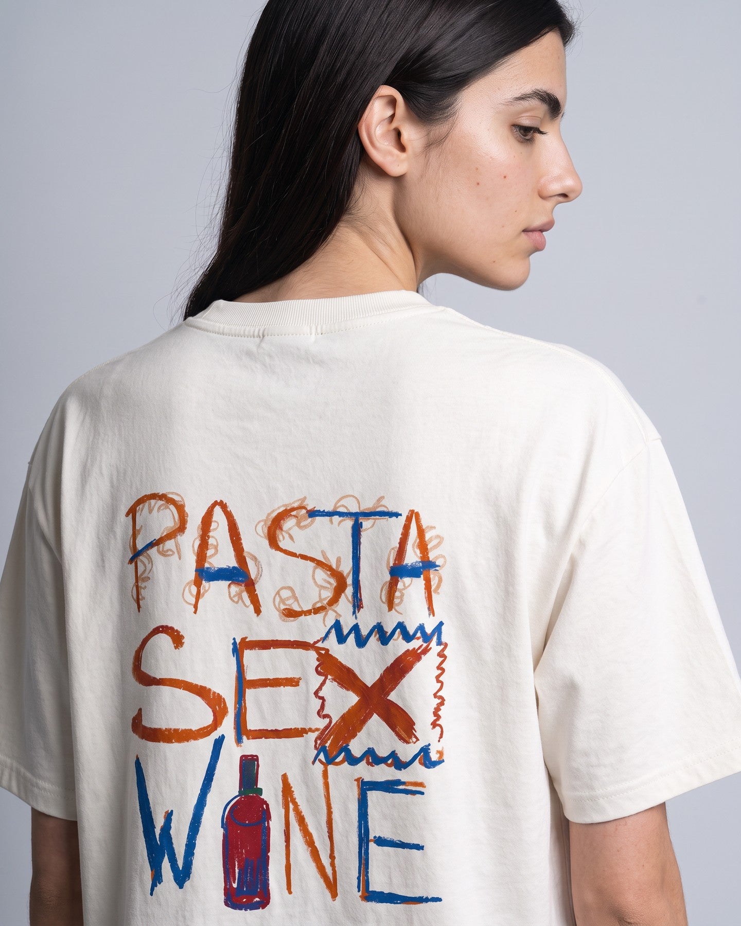 Detalhe da camiseta oversized MALTA® pasta sex wine off-white no corpo feminino