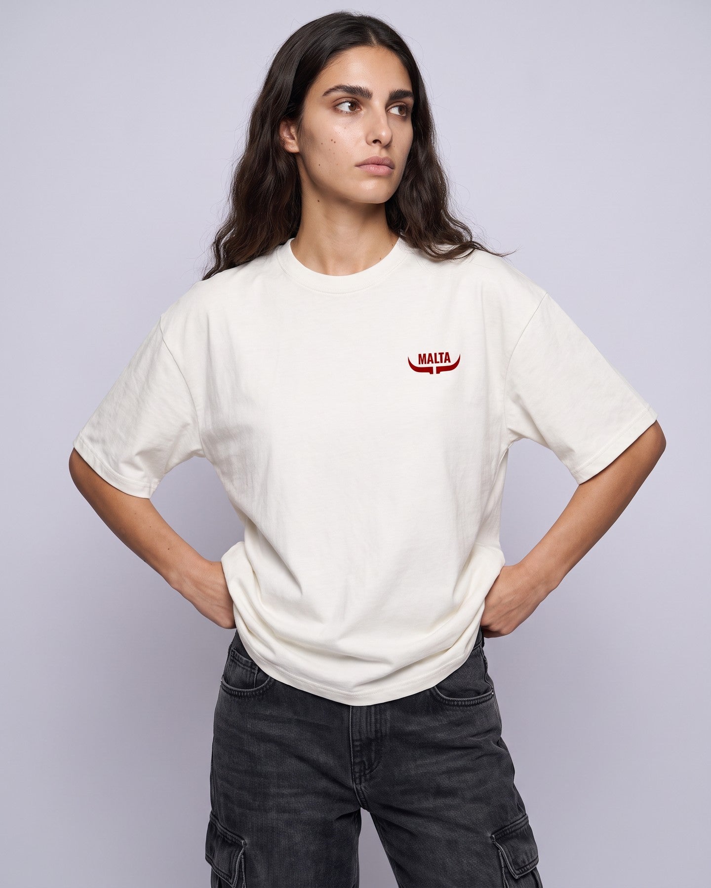 Camiseta oversized feminina MALTA® red flags off-white vestida de frente, no estúdio