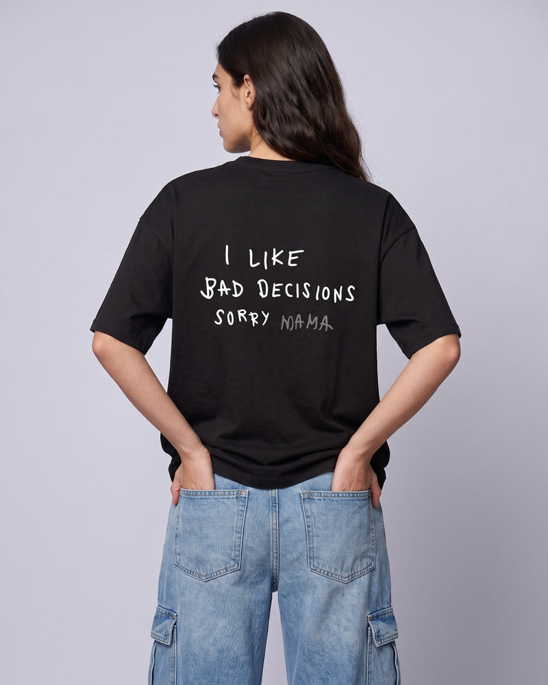Camiseta oversized feminina MALTA® bad decisions preta vista de costas no estúdio, com a frase “i like bad decisions, sorry mama”