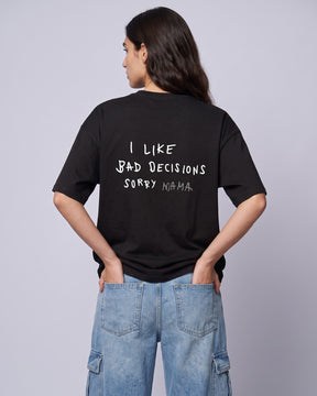 Camiseta oversized feminina MALTA® bad decisions preta vista de costas no estúdio, com a frase “i like bad decisions, sorry mama”