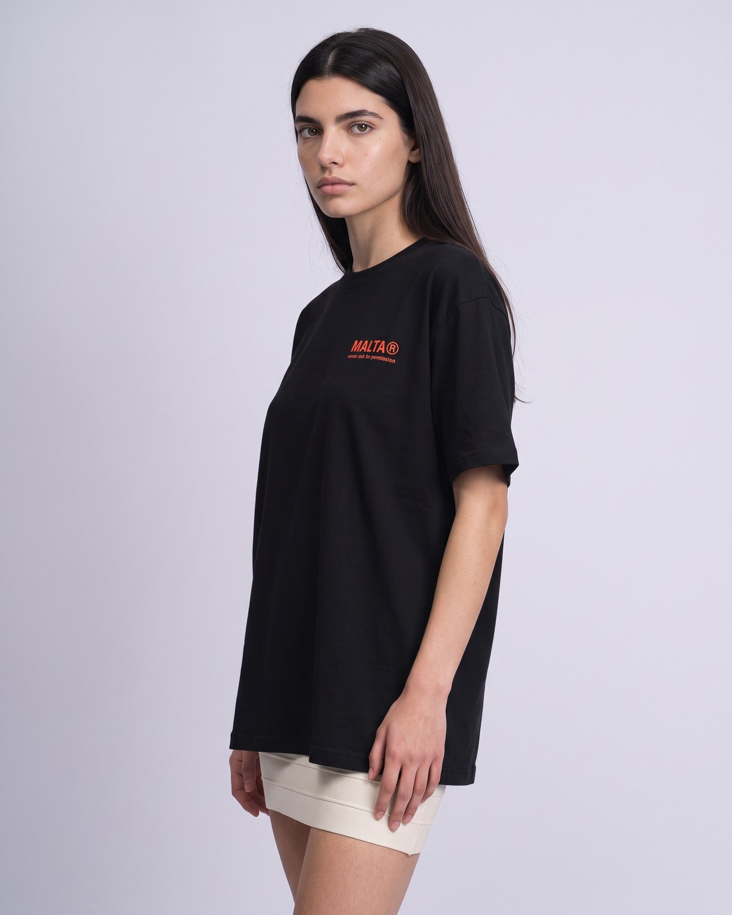 Camiseta oversized feminina MALTA® take the risk preta vestida de frente, no estúdio