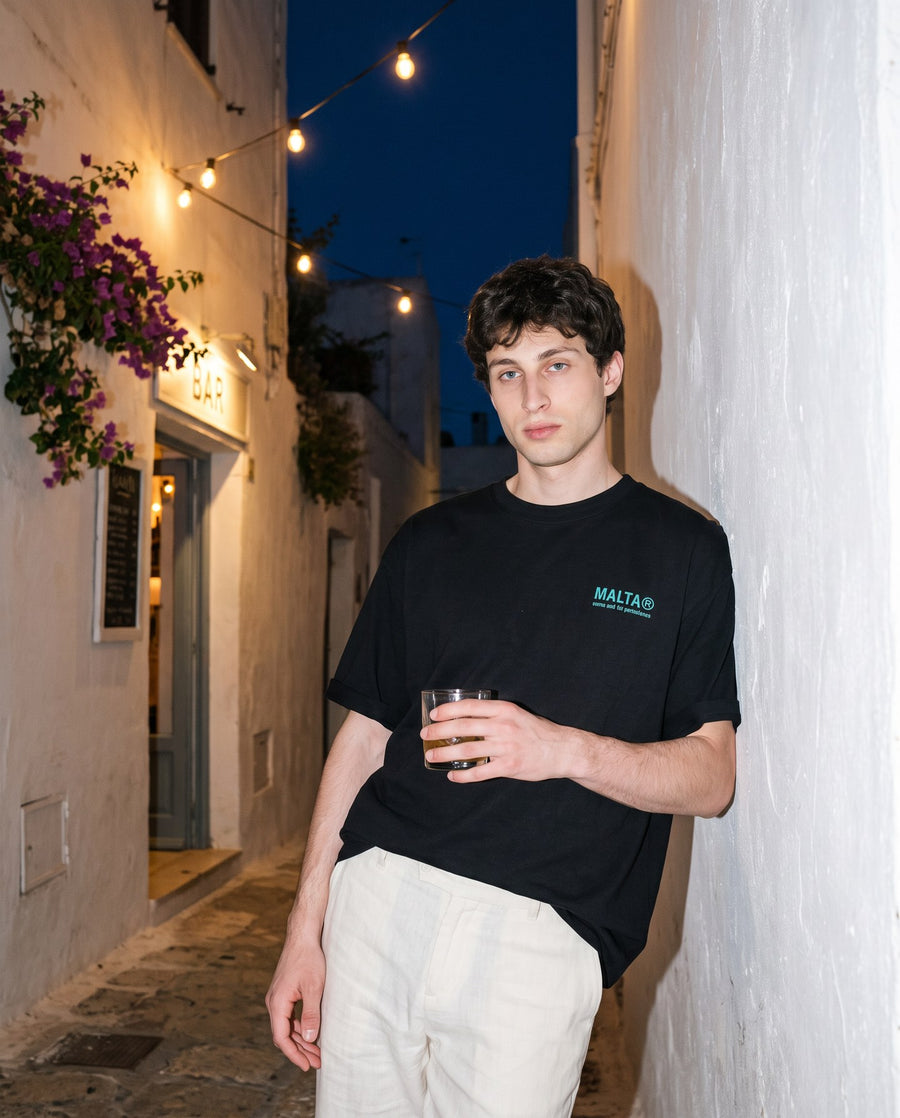 Camiseta oversized MALTA® azul therapy às 23h: noite que não estava nos planos