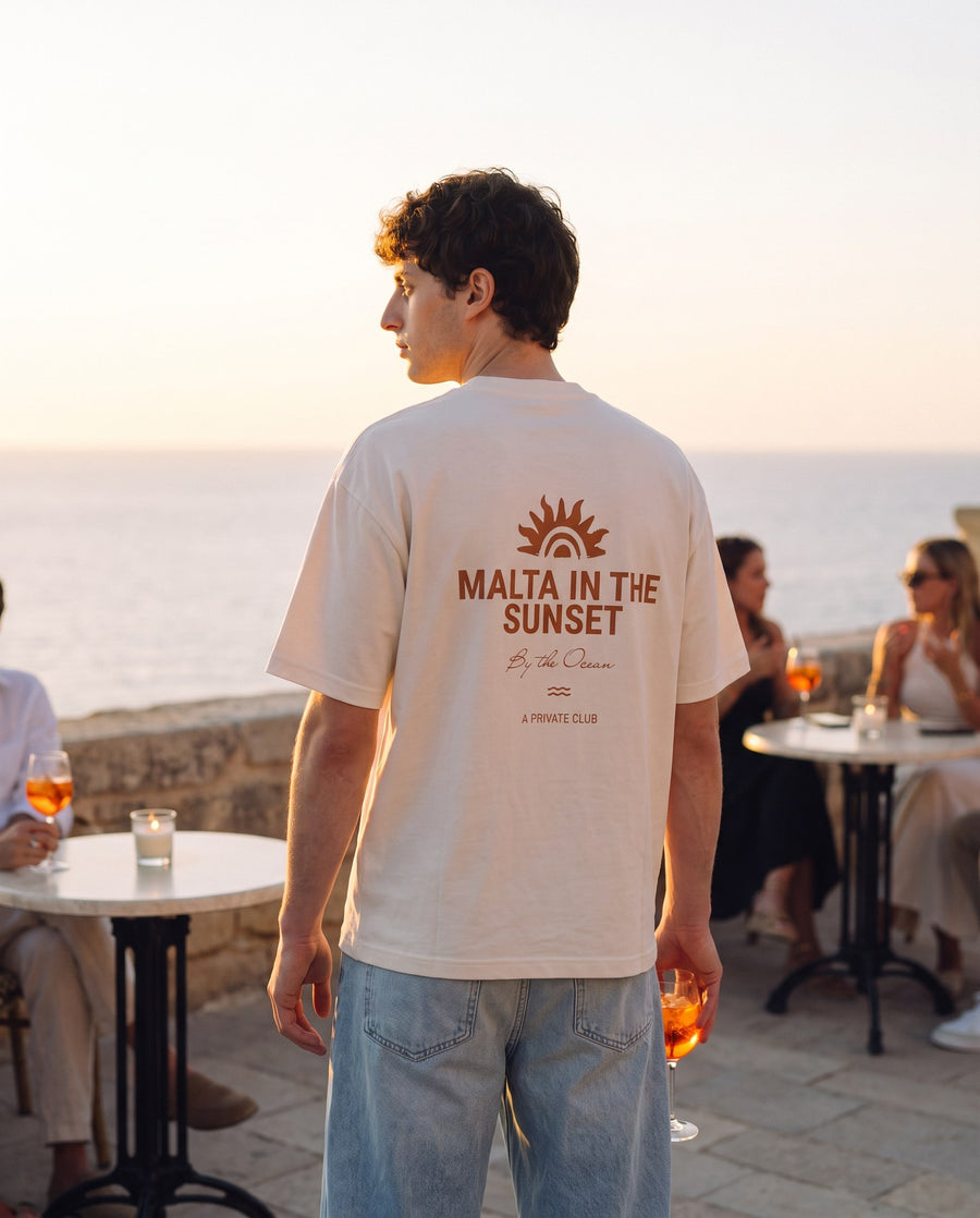 Camiseta oversized MALTA® innerbloom às 19h: aperitivo ao pôr do sol