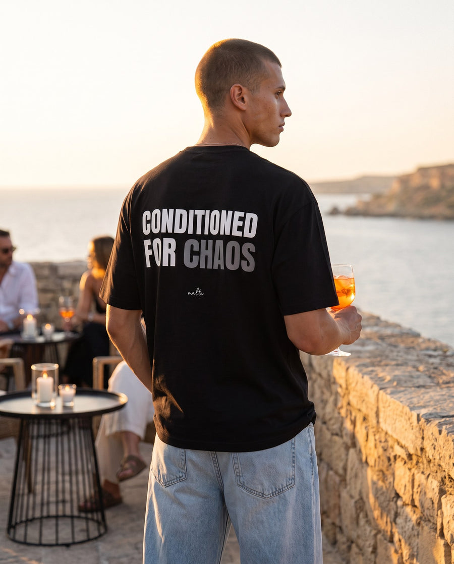 Camiseta oversized MALTA® conditioned for chaos às 19h: aperitivo ao pôr do sol