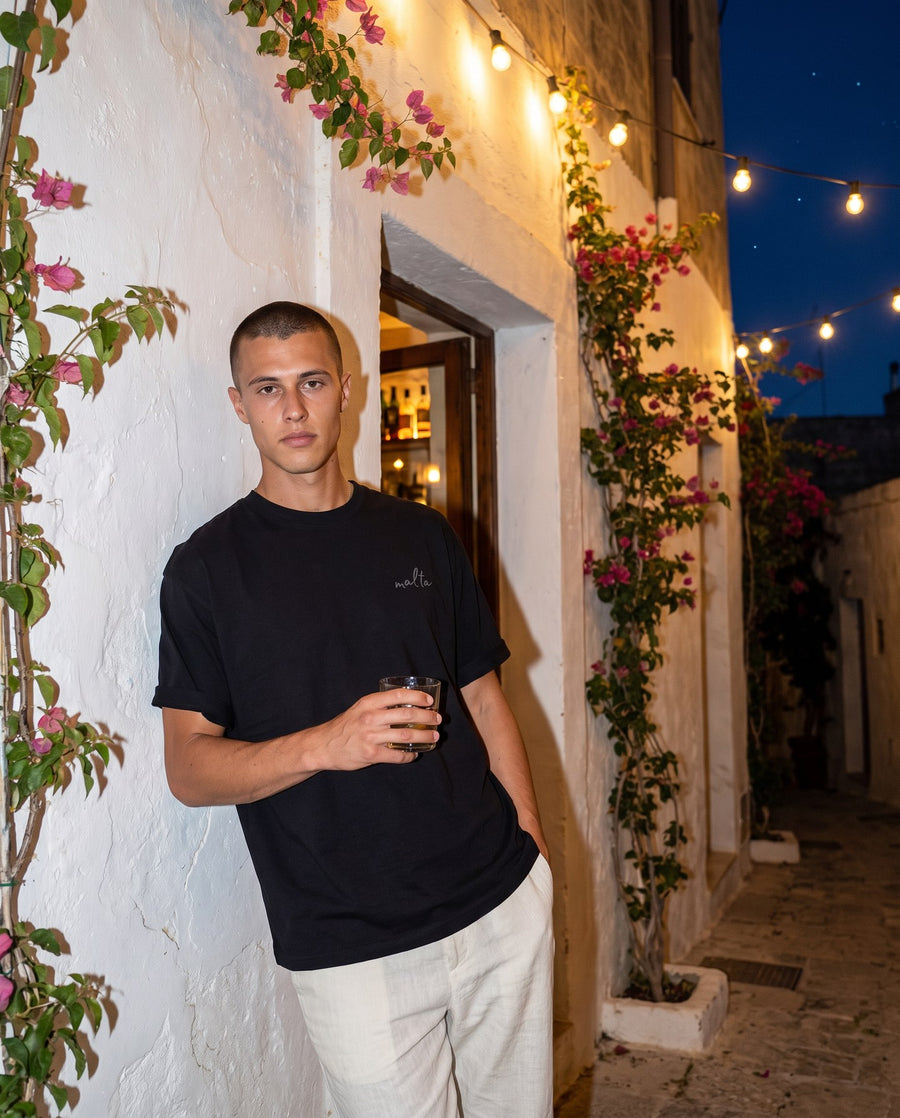 Camiseta oversized MALTA® conditioned for chaos às 23h: noite que não estava nos planos