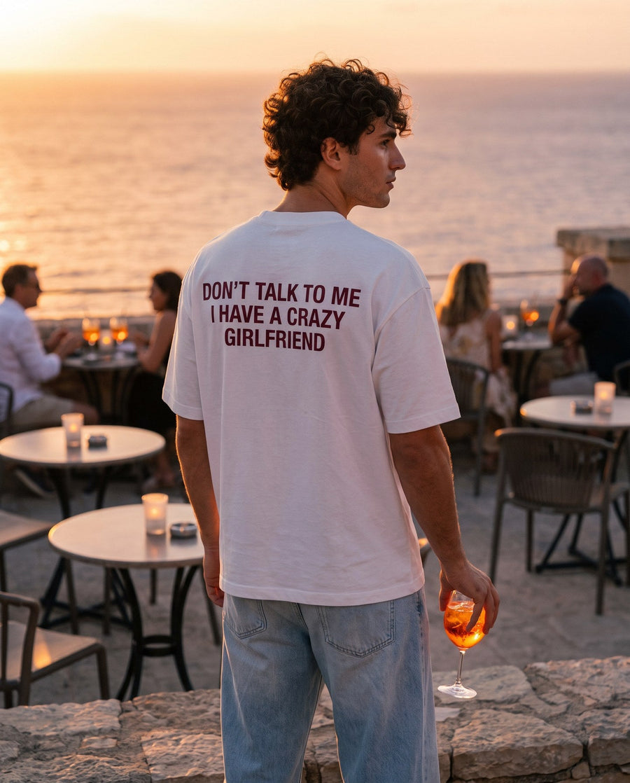 Camiseta oversized MALTA® crazy girlfriend às 19h: aperitivo ao pôr do sol