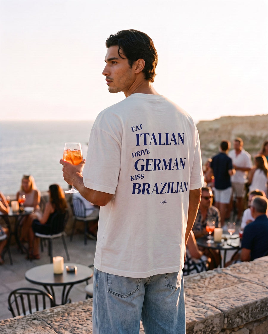 Camiseta oversized MALTA® kiss brazilian às 19h: aperitivo ao pôr do sol