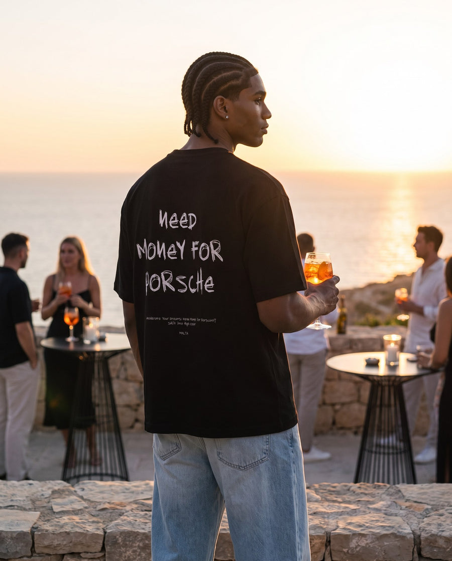 Camiseta oversized MALTA® need money for porsche às 19h: aperitivo ao pôr do sol