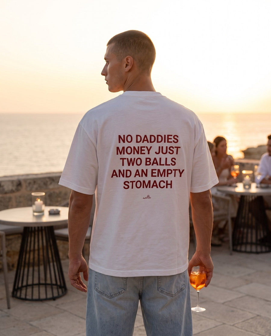 Camiseta oversized MALTA® no daddies money às 19h: aperitivo ao pôr do sol