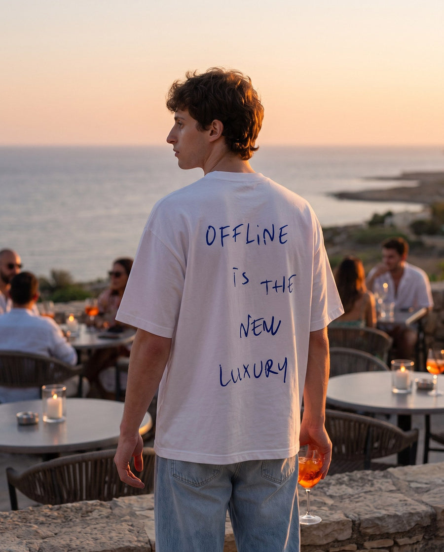 Camiseta oversized MALTA® offline luxury às 19h: aperitivo ao pôr do sol
