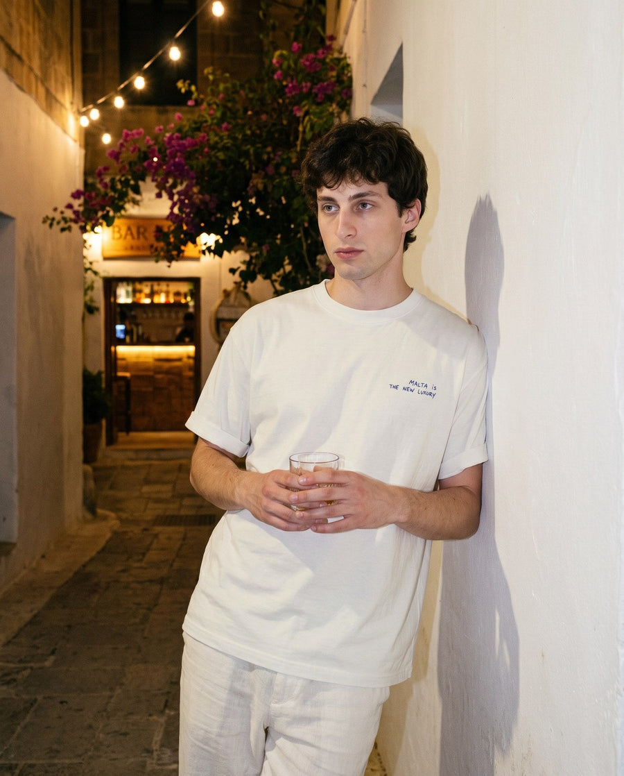 Camiseta oversized MALTA® offline luxury às 23h: noite que não estava nos planos