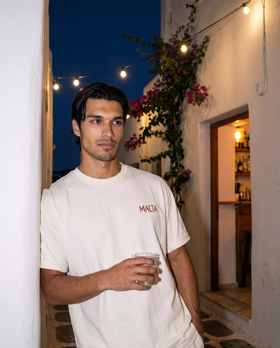 Camiseta oversized MALTA® pasta sex wine às 23h: noite que não estava nos planos