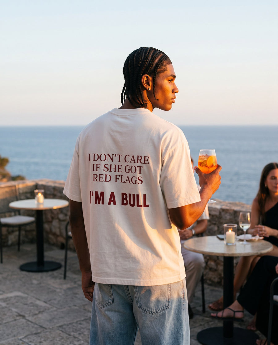 Camiseta oversized MALTA® red flags às 19h: aperitivo ao pôr do sol