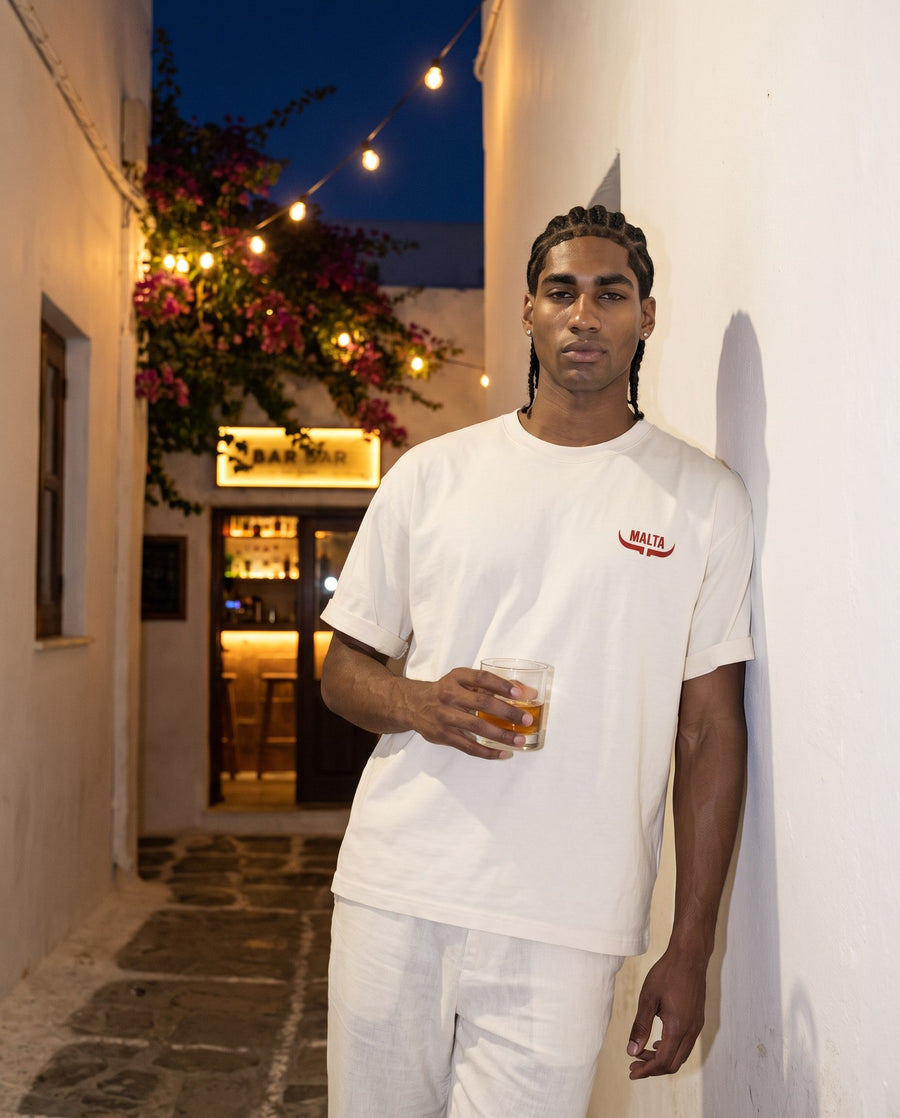 Camiseta oversized MALTA® red flags às 23h: noite que não estava nos planos