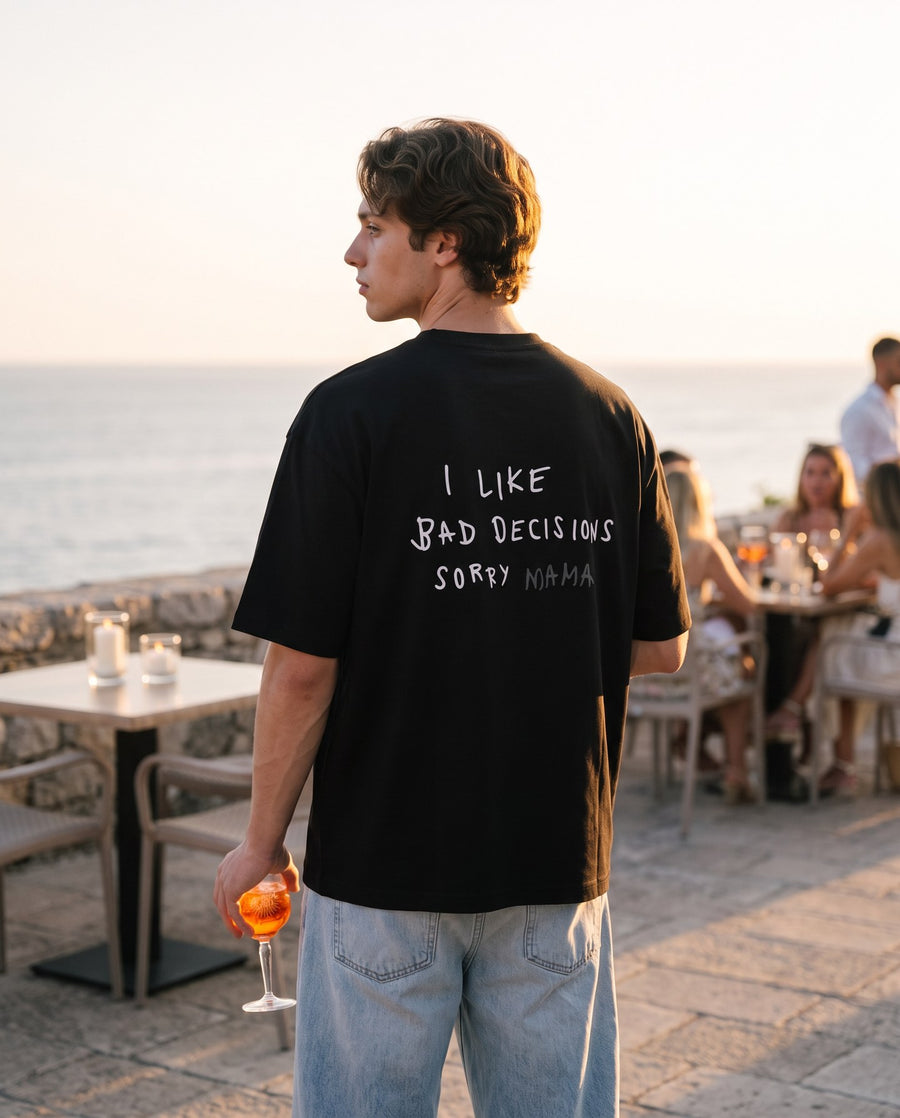 Camiseta oversized MALTA® bad decisions às 19h: aperitivo ao pôr do sol