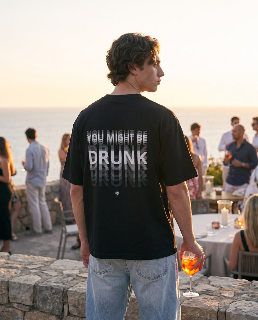 Camiseta oversized MALTA® you might be drunk às 19h: aperitivo ao pôr do sol