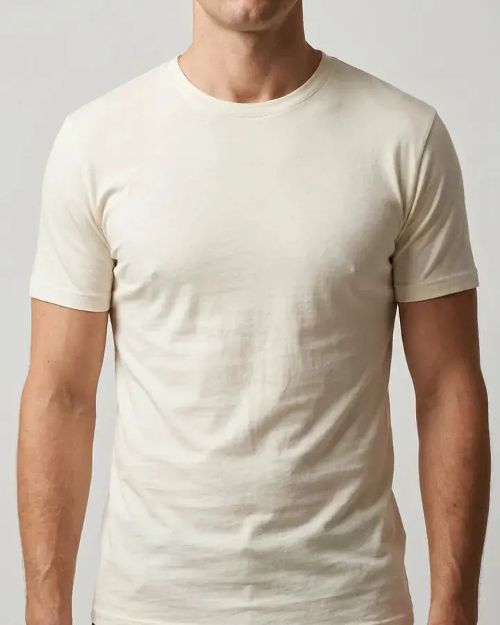 Camiseta de malha fina colada ao corpo, marcando o peito
