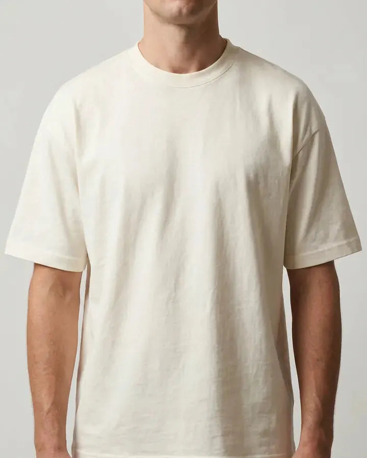 Camiseta MALTA de 220 g/m² caindo reta, sem marcar o peito