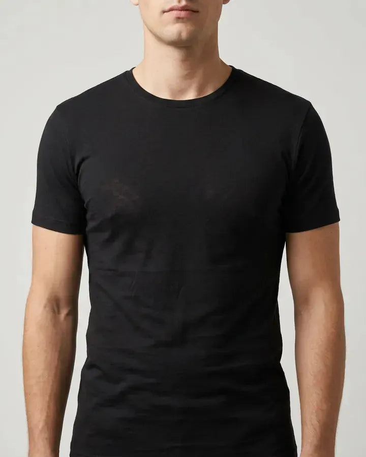 Camiseta de malha fina colada ao corpo, marcando o peito
