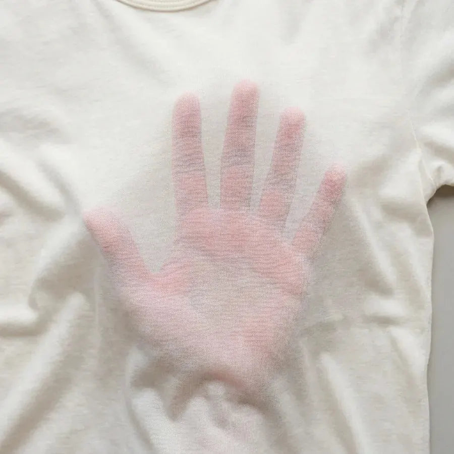 Camiseta comum de 160 g/m² contra a luz: a mão aparece através do tecido