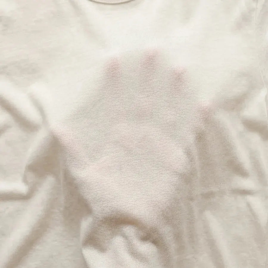 Camiseta MALTA de 220 g/m² contra a luz: a mão quase não aparece